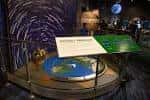 Interior del planetario con exhibición de estrellas y globo terráqueo