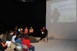 Interior del auditorio durante una sesión de cine comunitario