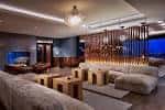 Zona lounge interior con sofás modernos y decoración cálida