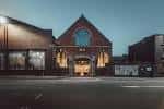 Fachada exterior de The Mowbray en Sheffield al atardecer
