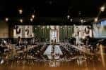 Interior del salón principal con mesas dispuestas para cena y decoración elegante