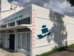 Fachada exterior del local The Commodore con su logotipo de barco