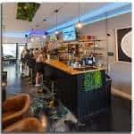 Interior del Noble Brew con barra de café y ambiente moderno