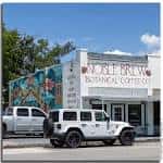 Fachada exterior del Noble Brew en Tampa con vehículos estacionados