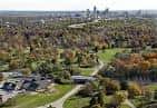 Vista aérea del cementerio Crown Hill con el horizonte de Indianapolis al fondo