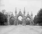 Puerta principal histórica del cementerio en blanco y negro