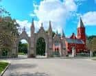 Entrada principal del cementerio con arco neogótico y capilla roja