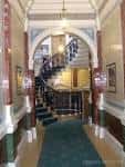 Interior del vestíbulo con escalera de caracol y decoración victoriana