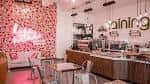 Interior del local Raining Berries con decoración de fresas y neón