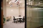 Sala de reuniones con mesa y sillas