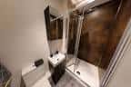 Baño privado con ducha y lavabo