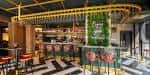 Área de restaurante o bar con diseño contemporáneo y decoración verde