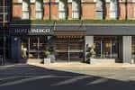 Entrada frontal del Hotel Indigo Leeds con letrero visible