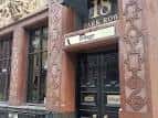 Fachada exterior del pub Bootlegger en Leeds con detalles ornamentales