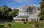 Vista exterior del Conservatorio de Belfast con su estructura de cristal y cúpula característica