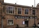 Vista frontal del edificio del pub The Midnight Bell desde la calle