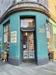 Fachada de la librería The Edinburgh Bookshop con su distintiva pintura verde y letrero dorado