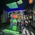 Interior del club de comedia con escenario, luces de neón y decoración temática