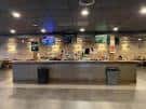 Interior del bar con mostrón principal y zona de servicio