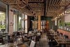 Interior del restaurante del Epicurean Hotel con decoración moderna y iluminación cálida