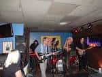Concierto en vivo dentro del pub con banda tocando
