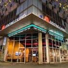 Fachada exterior del Genting Casino Sheffield por la noche