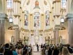 Interior de la iglesia mostrando el altar y los bancos con invitados