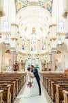 Pareja de novios en el pasillo central durante una ceremonia