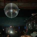 Detalle de una bola de discoteca en el interior del local