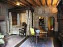 Interior con vigas de madera y mobiliario histórico del edificio