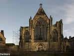 Fachada gótica de la iglesia Mount St Mary's Leeds con andamios laterales