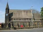 Iglesia St Mary's en Beeston con torre del reloj y tejado de pizarra