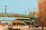 Vista exterior de Centro Ybor con tranvía histórico y pasarela peatonal