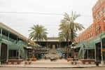 Plaza interior del centro con palmeras, bancos y arquitectura colonial