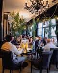 Interior del restaurante Mumtaz Leeds con comensales y decoración elegante
