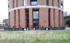 Vista exterior del edificio de ladrillo en Leeds, mostrando la arquitectura contemporánea del lugar