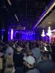 Interior del Metro Music Hall con público y escenario iluminado en tonos azules