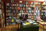 Interior de The King's English Bookshop con estanterías llenas de libros y zona de lectura