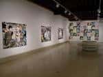 Interior del centro de arte mostrando una exposición con obras en las paredes