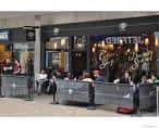 Fachada exterior de la cafetería en Bond Street, Leeds