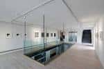 Interior de la galería con obras expuestas y diseño moderno