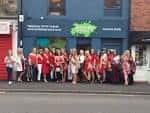 Grupo de personas posando frente al estudio Pottering Around en Sheffield