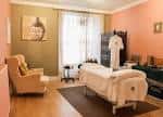 Sala de masajes con cama tratada y decoración cálida