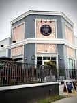 Fachada exterior del City Dog Cantina con su logotipo circular en la parte superior