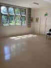 Sala luminosa con grandes ventanales y piso pulido