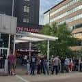 Fachada exterior del edificio con letrero 'The Fillmore' y cola de personas