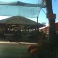 Vista del área exterior cubierta con toldo y decoración de calabazas