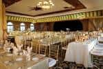 Gran salón interior del Italian Club preparado para recepción con iluminación cálida y decoración elegante