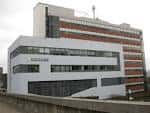 Vista exterior del Hicks Building en Sheffield con fachada moderna y estructura de ladrillo