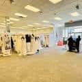 Vista general del interior de la tienda David's Bridal mostrando los pasillos y exhibidores de vestidos